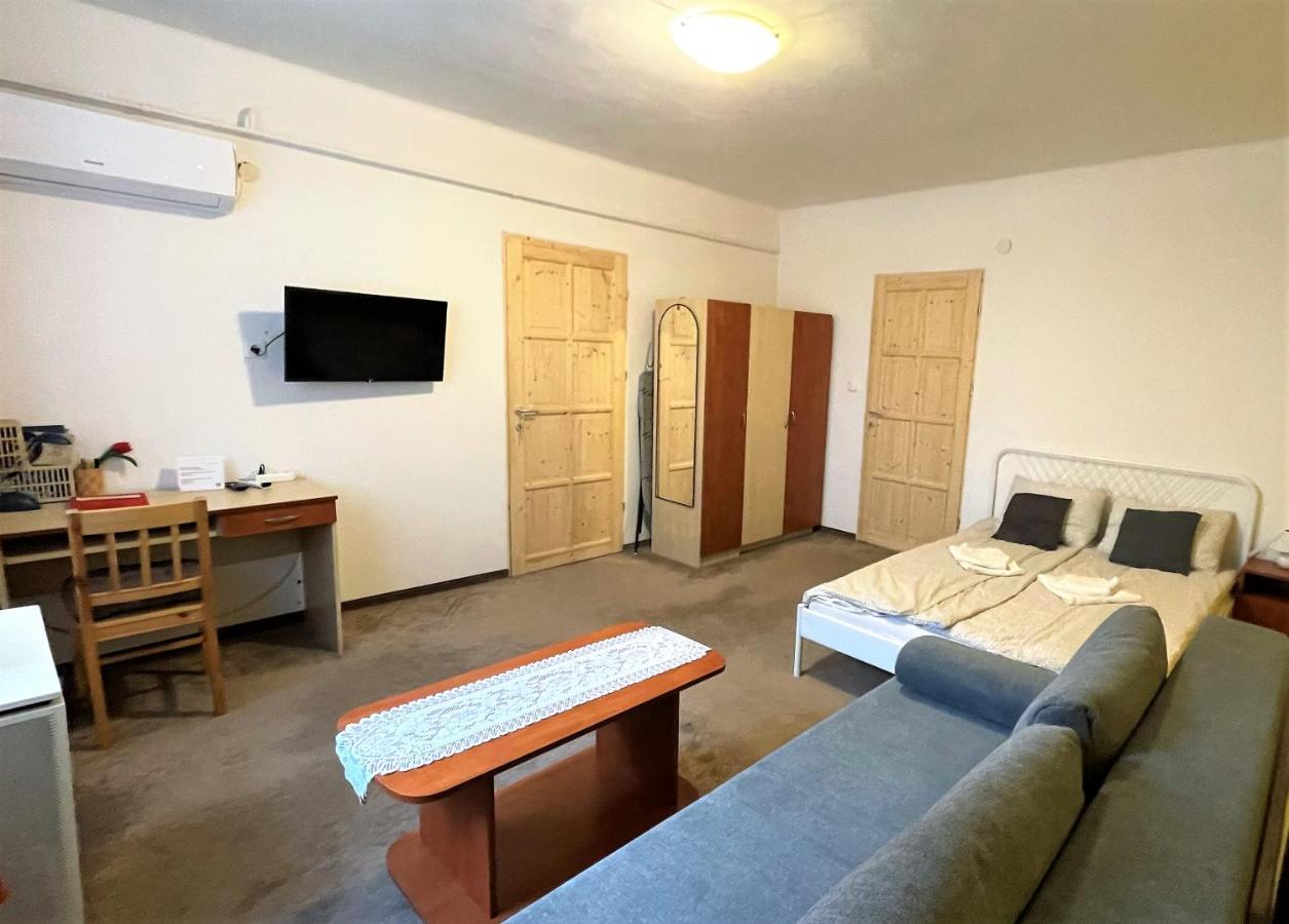 Évi Apartman Eger Extérieur photo